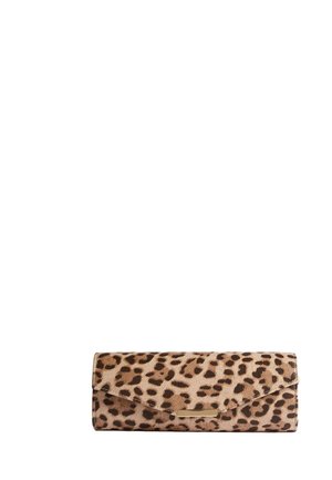 Geantă clutch tip plic cu imprimeu leopard și o mică închizătoare dreptunghiulară aurie pe fundal alb.