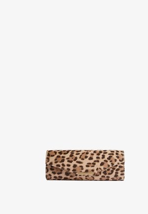 Geantă clutch tip plic cu imprimeu leopard și o mică închizătoare dreptunghiulară aurie pe fundal alb.