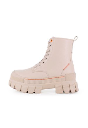 Botas altas beige con suelas de goma gruesa, con acentos naranjas, diseño de cordones y una lengüeta lateral para facilitar su uso.