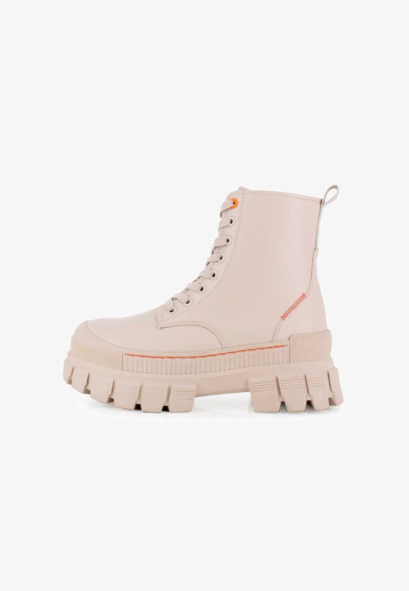Botas altas beige con suelas de goma gruesa, con acentos naranjas, diseño de cordones y una lengüeta lateral para facilitar su uso.