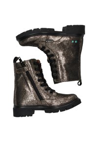 Stivaletti metallici luccicanti, con superficie texturizzata, chiusura a lacci sul davanti, cerniera laterale e suola in gomma nera con grip.