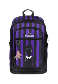Zaino a righe viola e nere con design a silhouette, testo "WEDNESDAY" e un charm a forma di mano appeso. Numerosi scomparti con zip.