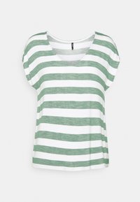 Camiseta de manga corta a rayas verdes y blancas con diseño de escote en V. Hecha de una tela texturizada, presenta rayas horizontales de igual ancho.