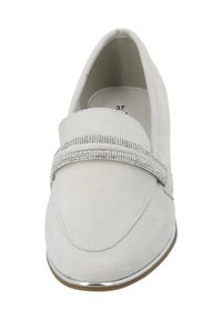 Hellgraue Wildleder-Loafer mit glatter Oberfläche, ausgestattet mit einem Riemen, der mit Strasssteinen verziert ist, und einer abgerundeten Zehenpartie, die durch eine subtile metallic Kante ergänzt wird.