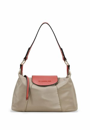 Bolso de mano de nylon beige con un solapa de cuero sintético rojo, acentos negros, una sola correa curva y costuras horizontales para dar estructura.