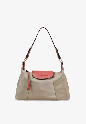 Bolso de mano de nylon beige con un solapa de cuero sintético rojo, acentos negros, una sola correa curva y costuras horizontales para dar estructura.