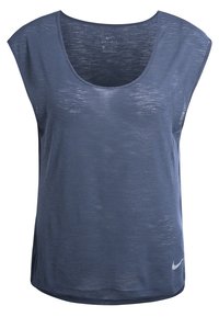 Námořnická modrá sportovní tílko vyrobené z lehkého, texturovaného materiálu. Obsahuje kulatý výstřih a krátké rukávy ve stylu cap. Na lemování se nachází logo Nike.
