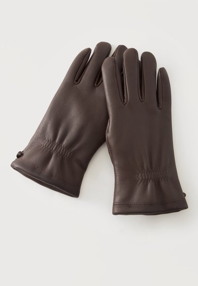 Paire de gants en cuir brun foncé avec un détail froncé au poignet sur un fond clair.