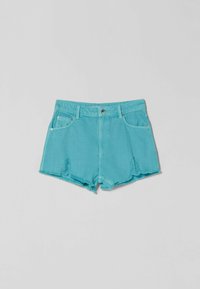 Shorts de mezclilla turquesa con diseño de talle alto, dobladillo deshilachado, dos bolsillos frontales y cierre con botón.