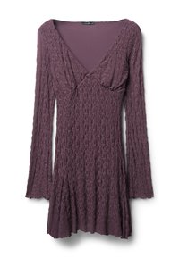 Langes, lila Kleid mit langen Ärmeln und einem strukturierten Strickmuster, ausgestattet mit einem V-Ausschnitt und einem ausgestellten Saum. Hergestellt aus weichem, elastischem Stoff.
