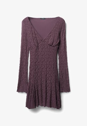 Langes, lila Kleid mit langen Ärmeln und einem strukturierten Strickmuster, ausgestattet mit einem V-Ausschnitt und einem ausgestellten Saum. Hergestellt aus weichem, elastischem Stoff.