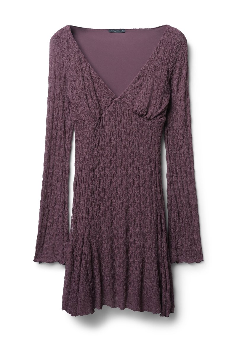 Langes, lila Kleid mit langen Ärmeln und einem strukturierten Strickmuster, ausgestattet mit einem V-Ausschnitt und einem ausgestellten Saum. Hergestellt aus weichem, elastischem Stoff.