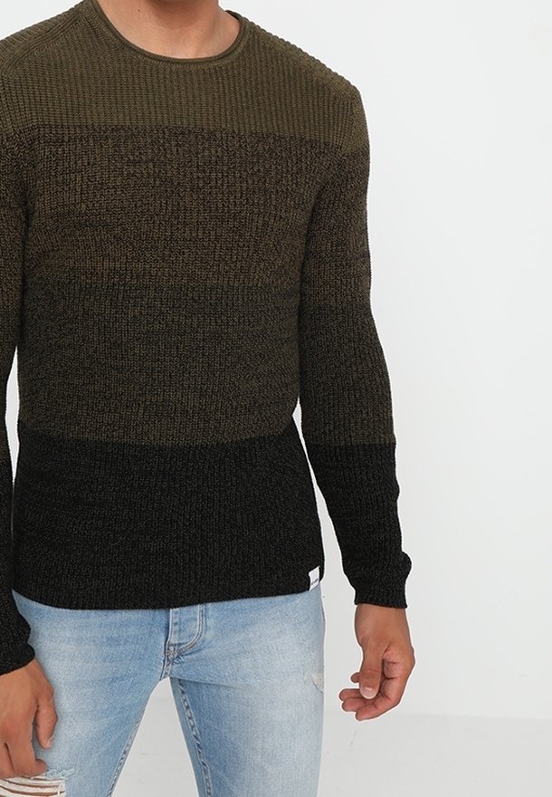 Pull en tricot présentant un motif à rayures dans des tons vert foncé et noir. Encolure ronde et texture côtelée, avec une coupe ajustée et des manches longues.