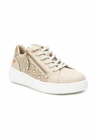 Zapatilla beige con diseño perforado en los laterales, acentos metálicos y suela de goma blanca. Cuenta con cordones y cremallera lateral para el cierre.