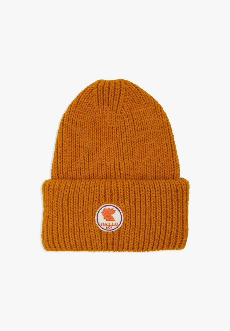 Berretto lavorato a maglia di colore giallo senape con risvolto e una toppa rotonda che presenta il silhouette di un gallo rosso e il testo "Gallo 1927".