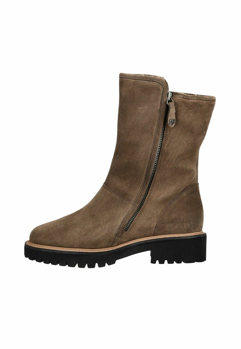 Stivaletti alla caviglia in suede marrone con zip laterale, superficie testurizzata e suola in gomma nera resistente per una migliore aderenza. Progettati per comfort e durevolezza.