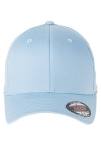 Cappellino da baseball azzurro chiaro in tessuto. Corona strutturata con visiera curva. Presenta fori di ventilazione e un'etichetta Flexfit sul lato.