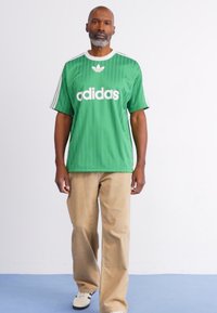 adidas Originals ADICOLOR - Nyomott mintás póló - green/white
