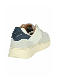 Sneaker con una toma in pelle bianca, accenti in suede grigi e un tab per il tallone blu navy. Presenta una suola testurizzata e un colletto imbottito per il comfort.