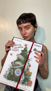 Adventskalender 2025 i en rektangulär låda med färgglada illustrationer av julgranar, rött band och KORRES-varumärke.