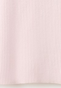 Tissu tricoté côtelé rose clair avec de fines lignes verticales et une texture douce.