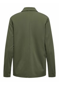  oliwkowa długa koszula z długim rękawem z kołnierzykiem, o gładkiej teksturze, z detalem szwu z tyłu i prostym wykończeniem dołowym. Brak widocznych akcentów metalowych.
