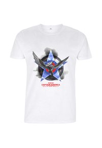 Camiseta de algodón blanca con un diseño gráfico de una figura alada y un escudo, rodeada de acentos de estrellas azules y rojas, con el texto "Capitán América".
