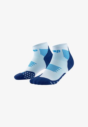 Marineblaue und hellblaue Sportsocken mit strukturiertem Design, geripptem Bündchen und verstärktem Zehenbereich mit gepunkteten Grip-Akzenten.