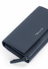 Cartera de cuero texturizado azul oscuro con solapa y cierre de cremallera, con un pequeño logotipo de la marca en plata en la parte frontal.