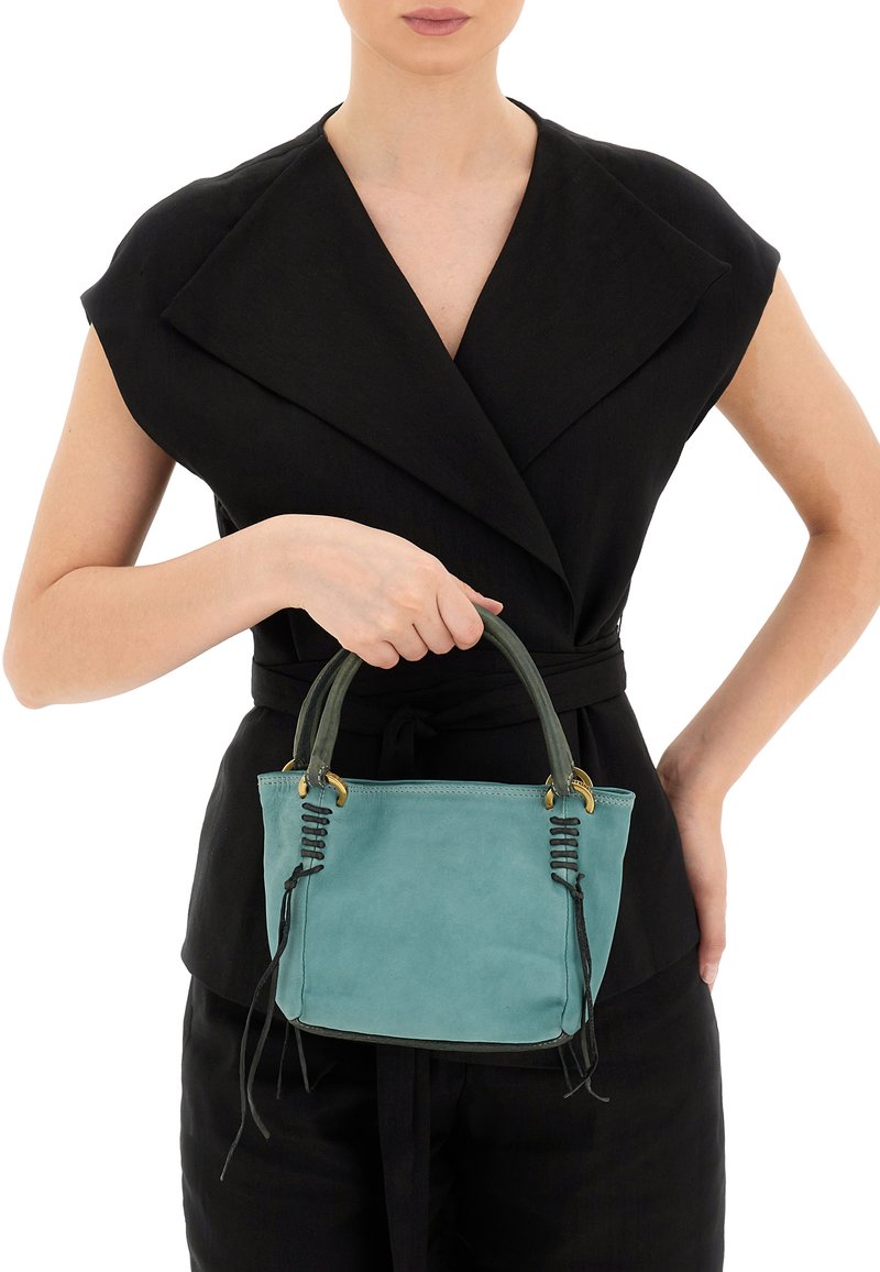Piccola borsa a tracolla in morbido suede teal, caratterizzata da dettagli cuciti, un manico verde a contrasto e accenti in metallo dorato.