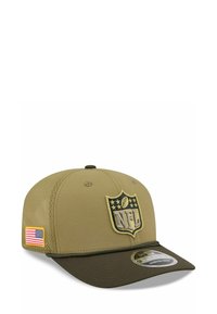 Olivgrüner Hut mit einem Netzdesign, ausgestattet mit einem geprägten NFL-Logo und einem US-Flaggenpatch sowie einem dunkelgrünen gebogenen Schirm.