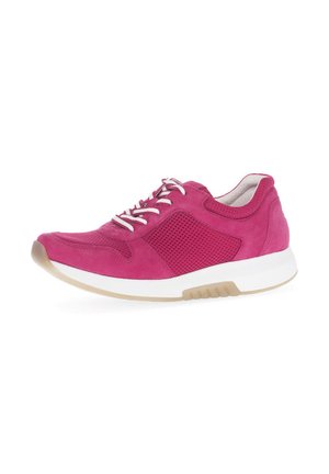 Roze suède sneaker met mesh panelen, witte veters en een witte zool met een gestructureerde accent. Lichtgewicht ontwerp voor comfort en ondersteuning.