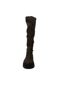 Bota de cuero marrón hasta la rodilla con una textura suave, punta redonda y una suela gruesa y texturizada. Presenta un detalle de tela recogida a lo largo del eje.