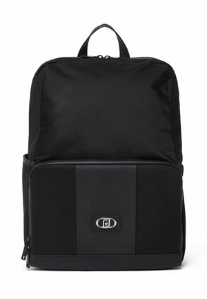 Schwarzer rechteckiger Rucksack mit Tragegriff oben, vordere Reißverschlusstasche mit mittigem vertikalem Einsatz und silbernem Logo.