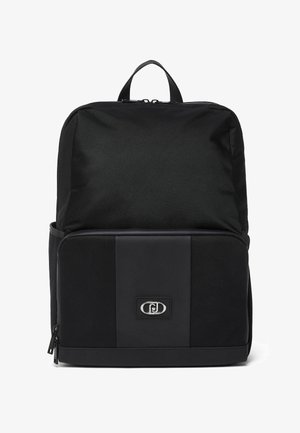 Schwarzer rechteckiger Rucksack mit Tragegriff oben, vordere Reißverschlusstasche mit mittigem vertikalem Einsatz und silbernem Logo.