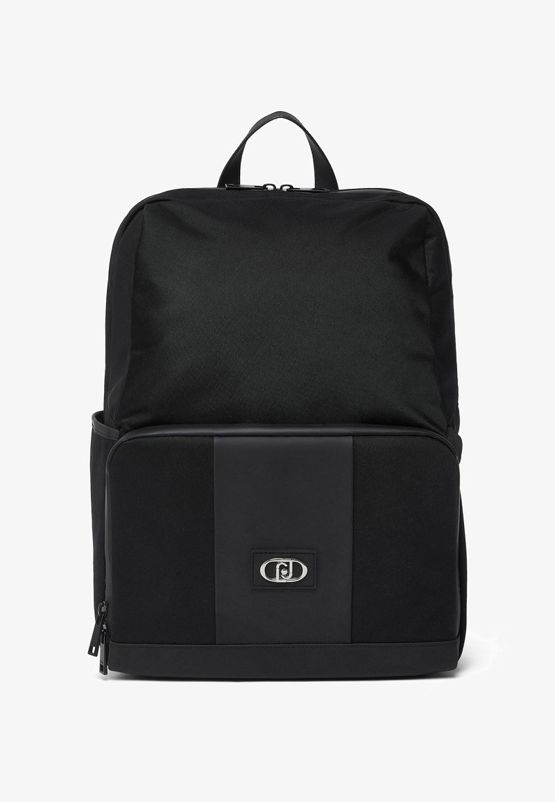 Sac à dos rectangulaire noir avec poignée supérieure, poche avant zippée présentant un panneau vertical central et un emblème logo argenté.