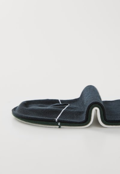 Calcetín azul oscuro doblado para mostrar acentos en blanco y verde. Tejido texturizado con un acabado suave y un patrón de rayas blancas en la parte superior.