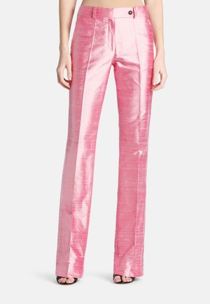 Roze satijnen broek met een glanzende afwerking, voorzien van een hoge taille, voorplooien en een rechte pijp. Knopenluiting in de taille.