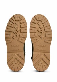 Czarne i oliwkowo zielone buty trekkingowe z teksturowaną gumową podeszwą z bieżnikiem oraz wytłoczonym logo "Tommy Jeans".