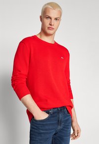 Tommy Jeans Strikkegenser - deep crimson