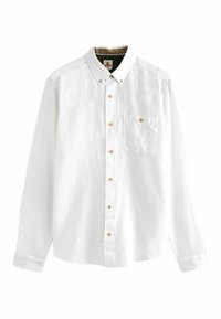 Camicia bianca con maniche lunghe e bottoni, dotata di taschino sul petto anteriore, colletto button-down e bottoni beige, esposta su uno sfondo bianco.
