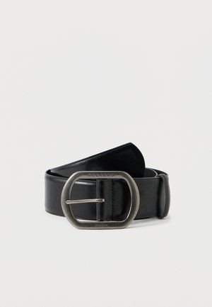 Sort læderbælte med en stor sølvmetalspænde graveret med "WEEKEND" og "MaxMara" på en ensfarvet lys baggrund.
