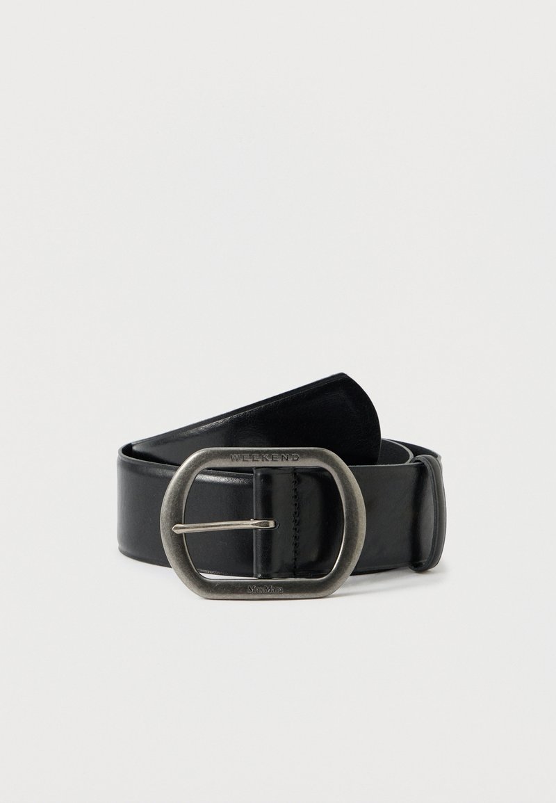Ceinture en cuir noir avec une grande boucle en métal argenté gravée de "WEEKEND" et "MaxMara" sur un fond clair uni.