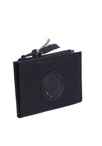Cartera de cuero negro con cierre de cremallera, que presenta un logotipo circular en relieve y una superficie texturizada. Una pestaña de tirador azul y negra mejora la funcionalidad.