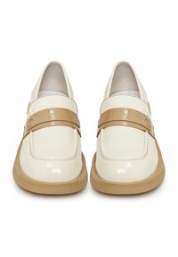 Mocassins en cuir verni blanc avec une bande d'accent en tan, bout arrondi et semelle en caoutchouc beige. Logo décoratif sur la bande.