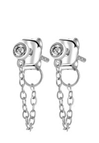 Zilveren stud oorbellen met een ronde heldere edelsteen, verbonden met een schakeldetail met cirkelvormige accenten. Soepele textuur en gepolijste afwerking.