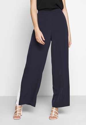 Marine brede broek van zacht materiaal, met een stijlvolle uitstraling, een witte zijstreep en een aansluitende tailleband.