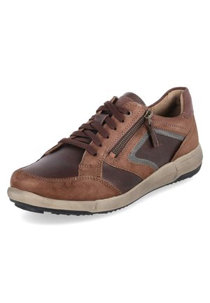 Basket marron décontractée avec laçage sur le devant, fermeture éclair latérale et semelle beige, montrant la chaussure gauche inclinée vers la droite.