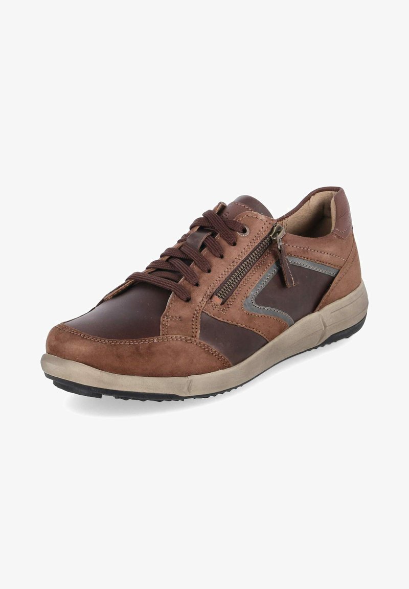 Basket marron décontractée avec laçage sur le devant, fermeture éclair latérale et semelle beige, montrant la chaussure gauche inclinée vers la droite.