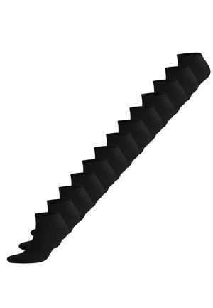 Conjunto de doce calcetines negros de tobillo dispuestos diagonalmente sobre un fondo blanco.